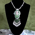 Pendentif Séduction Charme brodé avec un cabochon en résine d'une femme avec des roses, des Cristaux de Swarovski et des perles diverses